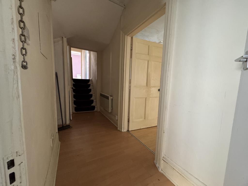 Lot: 34 - MIXED USE PROPERTY WITH SEA VIEWS - Entrance Hall to Flat A